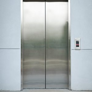 Pourquoi la largeur des portes d'un ascenseur doit avoir une dimension minimum